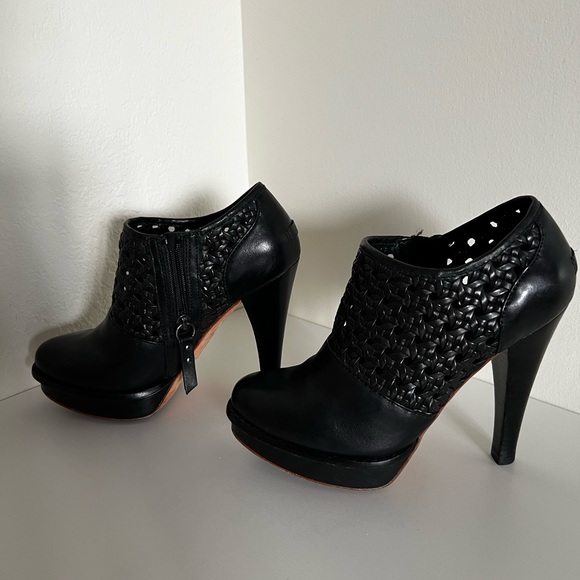 Ugg Fatima Back Leather Booties - Picture 3 of 4